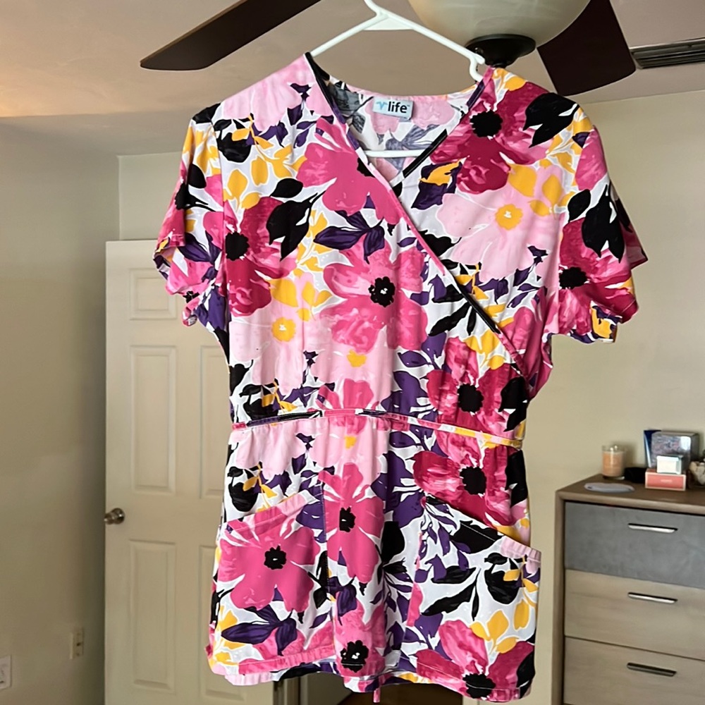 Super cute scrub top